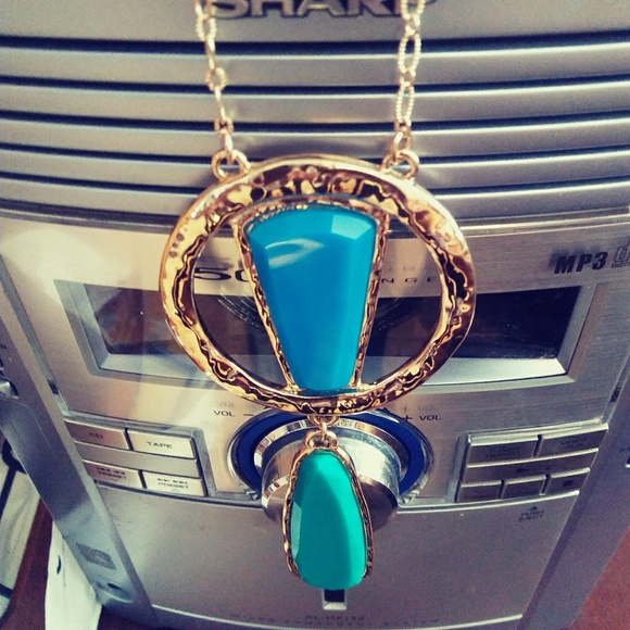 Necklace/Earrings - Picture 2 of 5